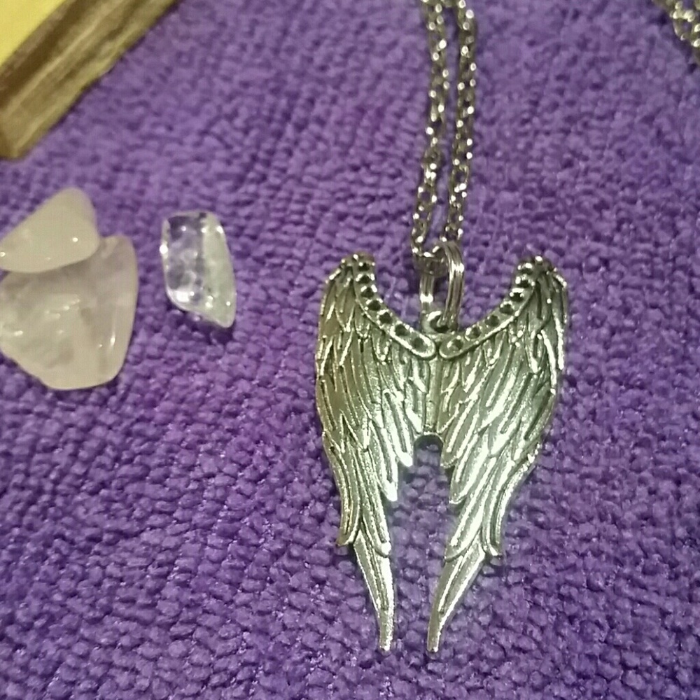 Angel wings necklace pendent + bonus crystal gift 🎁 ❌ Last 1 - Picture 1 of 8